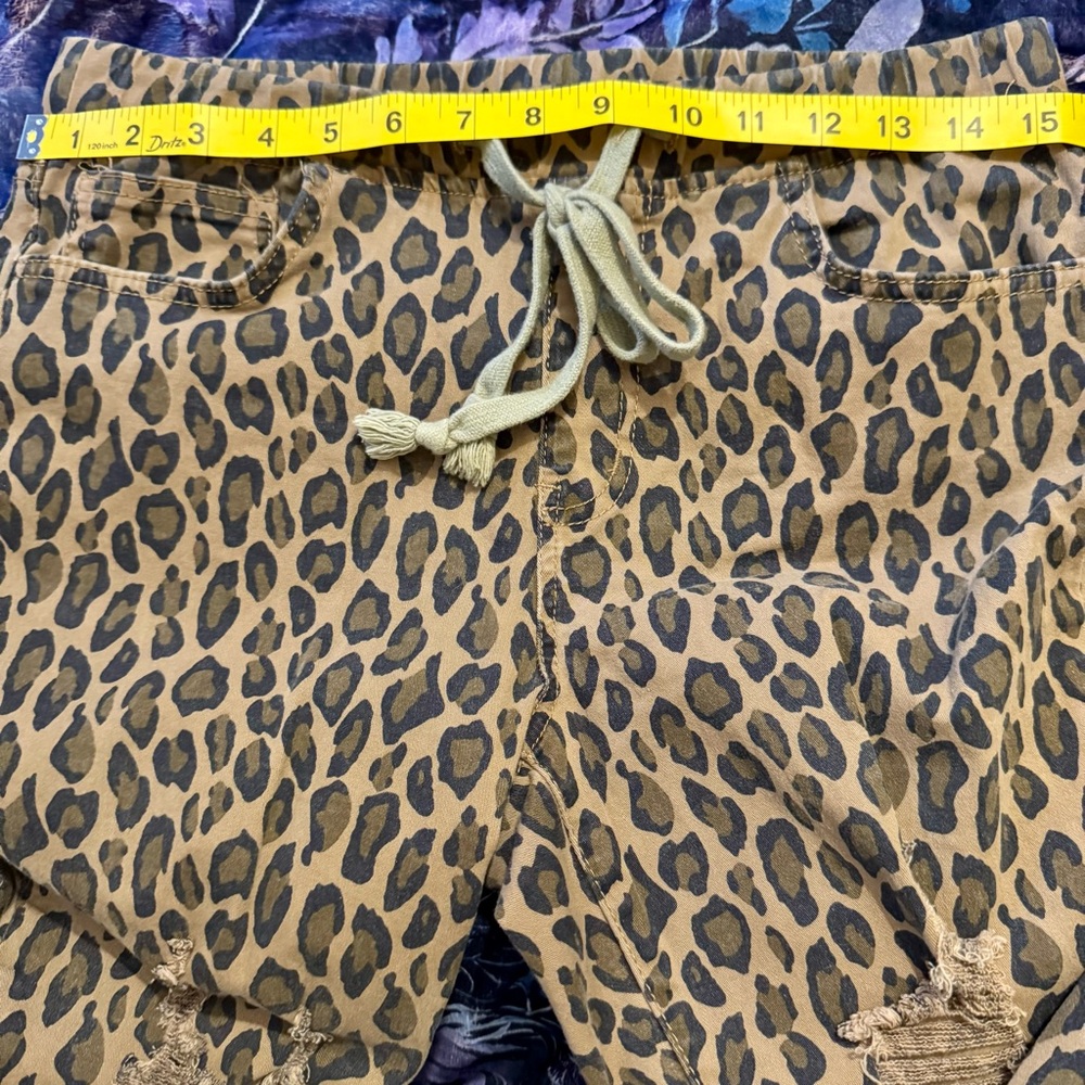 YMI Leopard Print Jogger Jeans M | Distressed Animal Print | Stretch - Picture 4 of 8